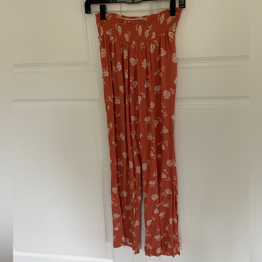 O’Neill lightweight beachy pants in XS. Floaty peach color with floral print.